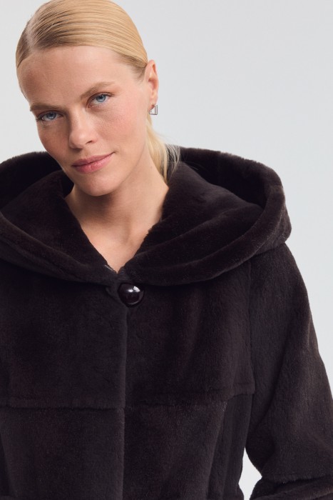 шуба из меха нутрии с капюшоном из россии вид сбоку