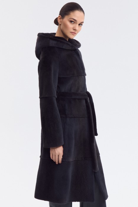 шуба из меха нутрии с капюшоном от бренда снежная королева вид слева