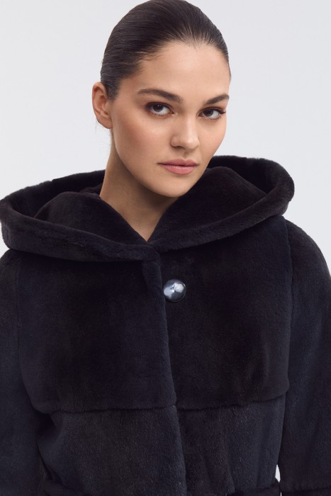 шуба из меха нутрии с капюшоном из россии вид сбоку