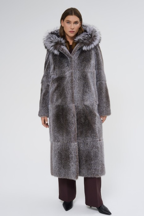 шуба из меха нутрии с отделкой мехом чернобурки от бренда снежная королева вид слева