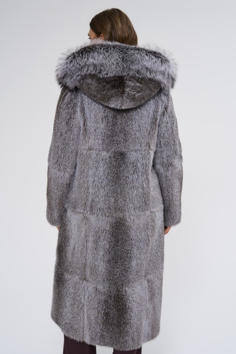 шуба из меха нутрии с отделкой мехом чернобурки по цене 51510 руб вид справа