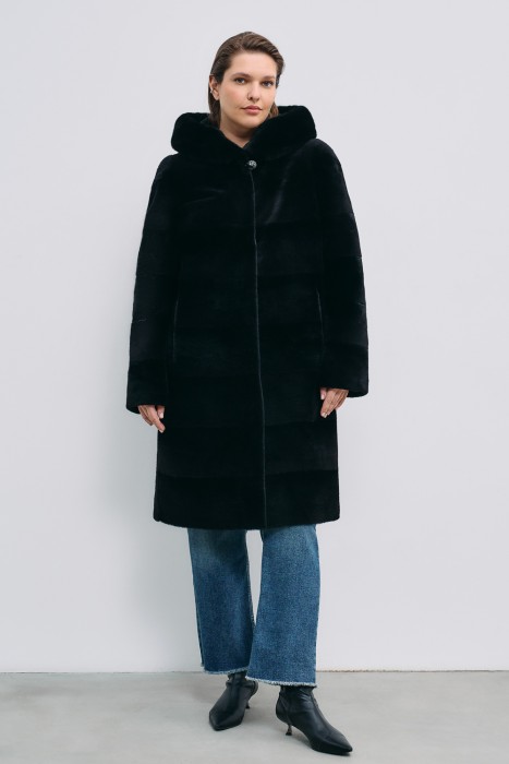 шуба из меха нутрии с отделкой мехом норки от бренда снежная королева вид слева