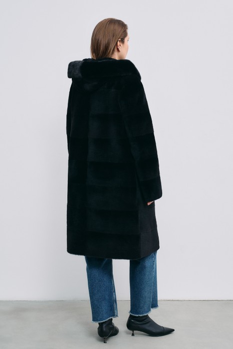 шуба из меха нутрии с отделкой мехом норки по цене 31810 руб вид справа