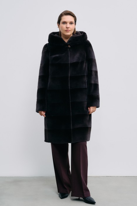 шуба из меха нутрии с отделкой мехом норки от бренда снежная королева вид слева