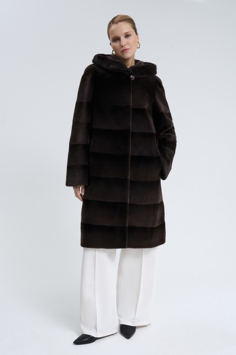 шуба из меха нутрии с отделкой мехом норки от бренда снежная королева вид слева