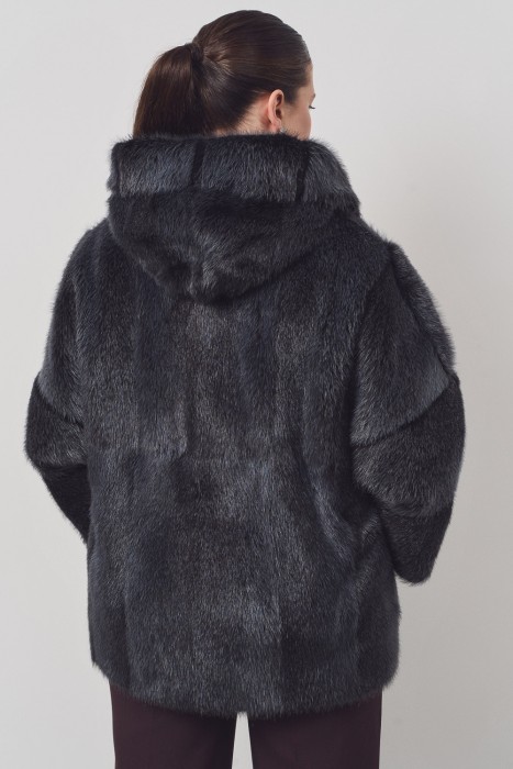 шуба из меха нутрии по цене 36490 руб вид справа