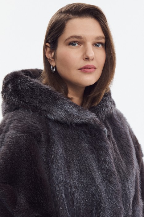 шуба из меха нутрии по цене 36490 руб вид справа