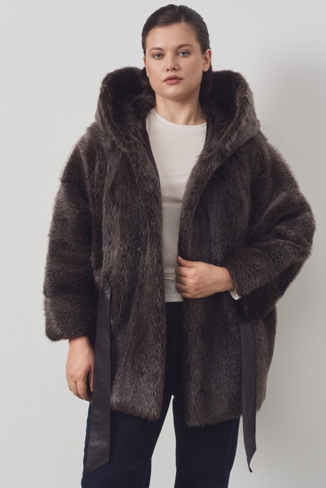 шуба из меха нутрии от бренда снежная королева вид слева
