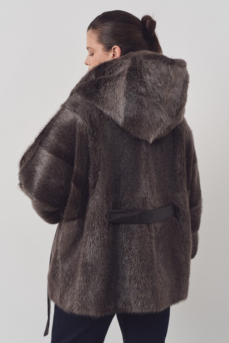 шуба из меха нутрии по цене 34260 руб вид справа