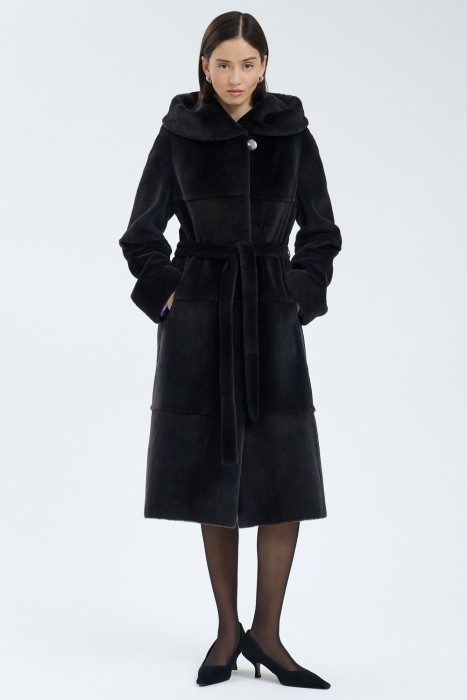 шуба из меха нутрии от бренда снежная королева вид слева