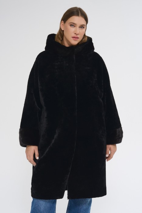 шуба из мутона с отделкой мехом норки от бренда снежная королева вид слева