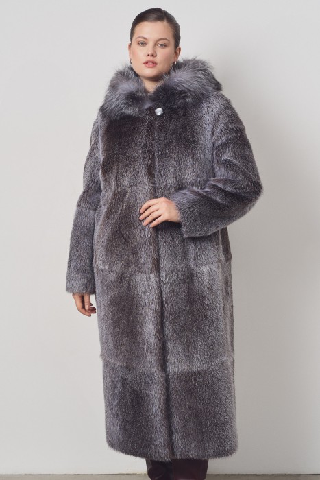 шуба из нутрии с капюшоном от бренда снежная королева вид слева