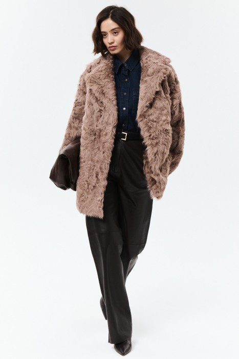 шуба из овчины калган от бренда снежная королева вид слева