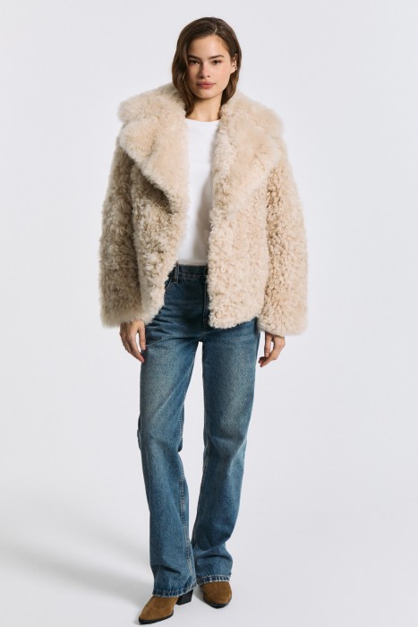 шуба из овчины с английским воротником от бренда снежная королева вид слева