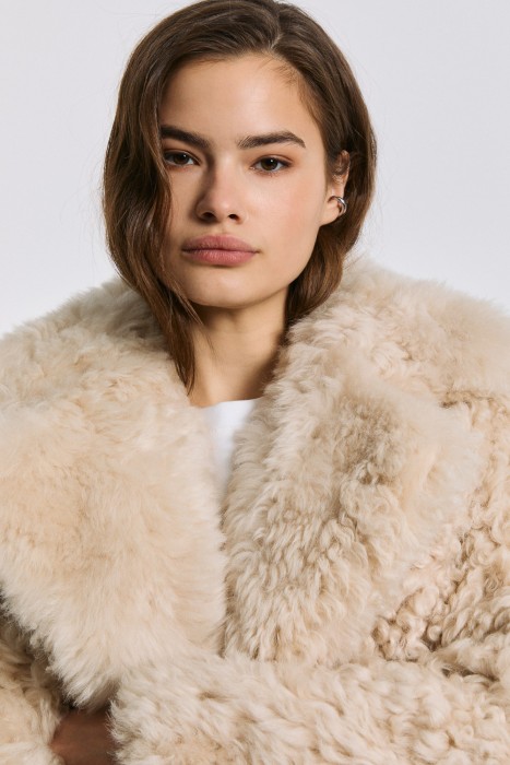 шуба из овчины с английским воротником из россии вид сбоку