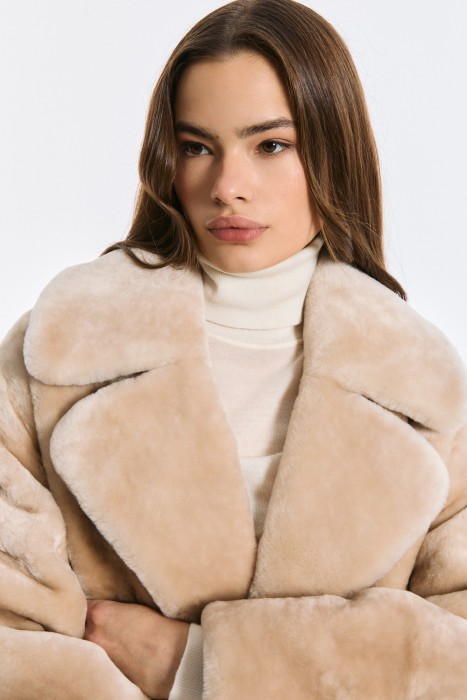 шуба из овчины с английским воротником по цене 38980 руб вид справа