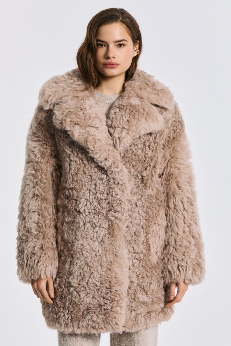 шуба из овчины с английским воротником от бренда снежная королева вид слева