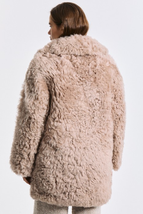 шуба из овчины с английским воротником по цене 24140 руб вид справа