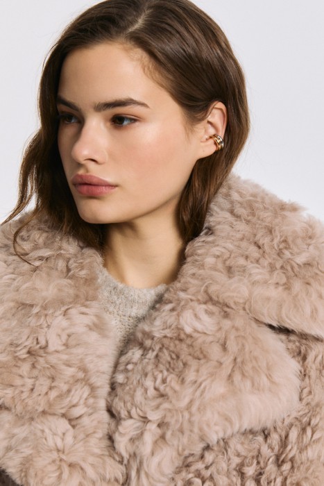 шуба из овчины с английским воротником из россии вид сбоку