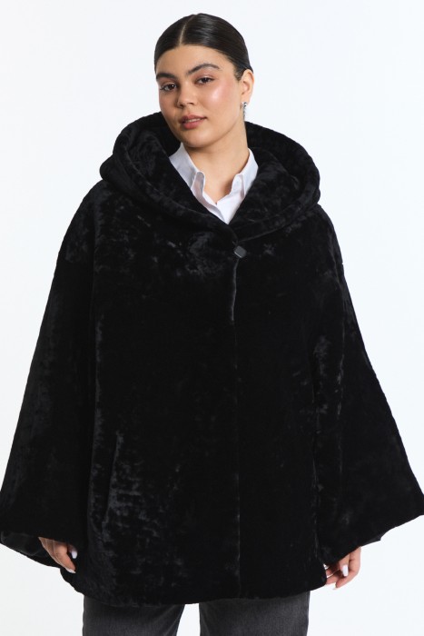 шуба из овчины с капюшоном от бренда снежная королева вид слева