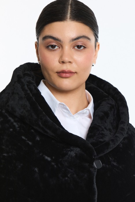 шуба из овчины с капюшоном из россии вид сбоку