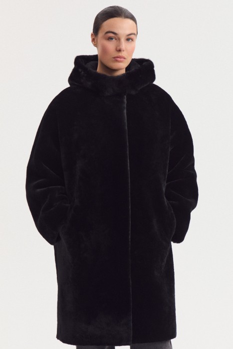 шуба из овчины с отделкой мехом норки от бренда снежная королева вид слева