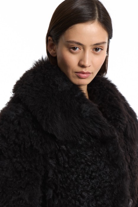 шуба из овчины с поясом от бренда снежная королева вид слева