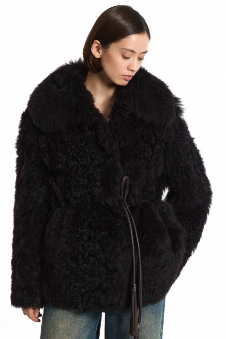 шуба из овчины с поясом по цене 18600 руб вид справа