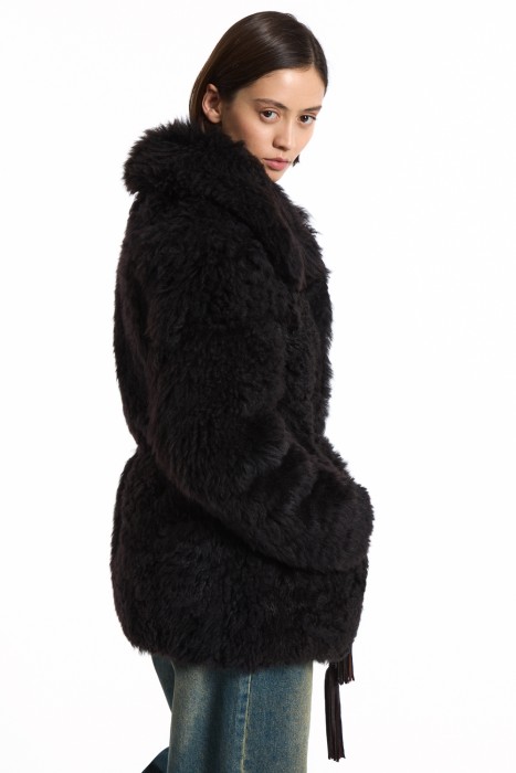 шуба из овчины с поясом из россии вид сбоку