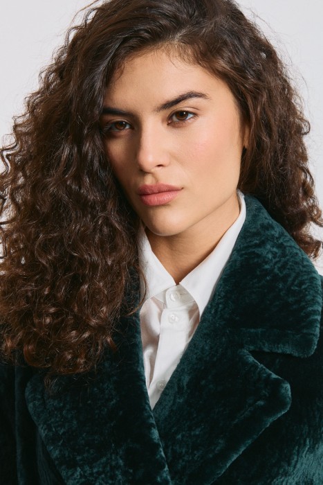 шуба из овчины с поясом из россии вид сбоку