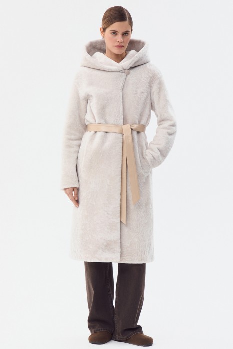 шуба из овчины с поясом от бренда снежная королева вид слева