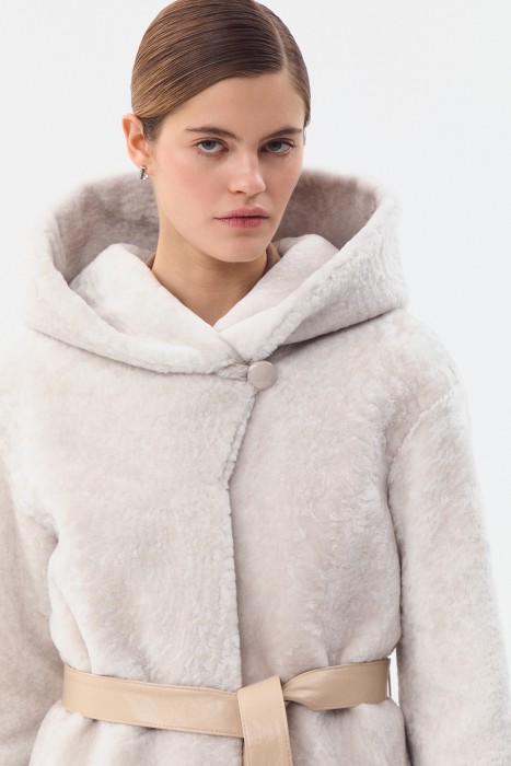 шуба из овчины с поясом из россии вид сбоку