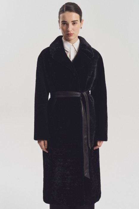 шуба из овчины с поясом от бренда снежная королева вид слева