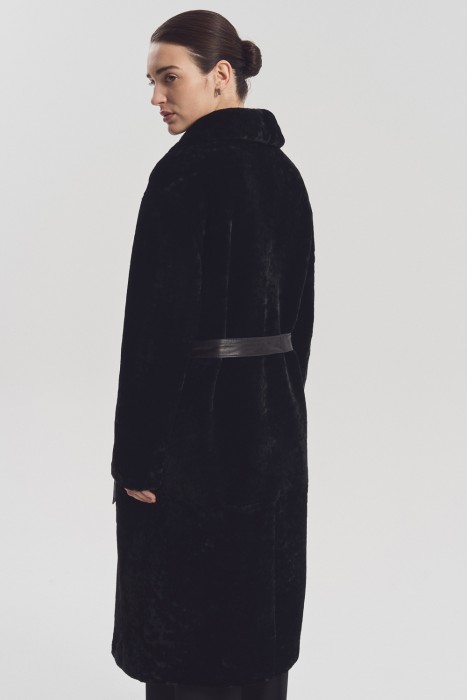 шуба из овчины с поясом по цене 35590 руб вид справа