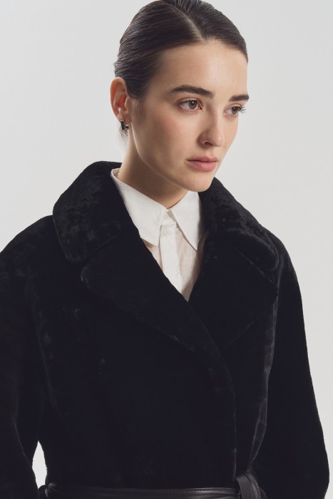 шуба из овчины с поясом из россии вид сбоку