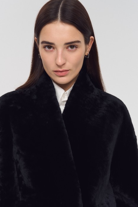 шуба из овчины с поясом из россии вид сбоку