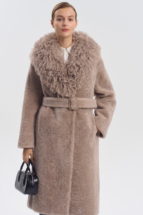 шуба из овчины с поясом от бренда снежная королева вид слева