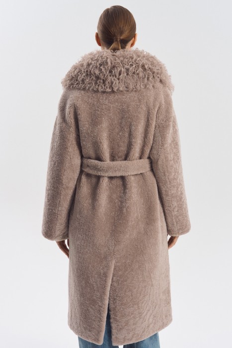 шуба из овчины с поясом по цене 32360 руб вид справа