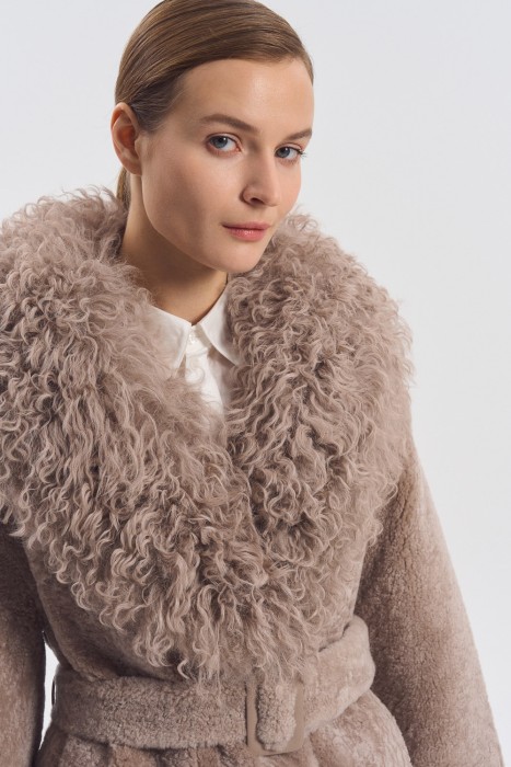 шуба из овчины с поясом из россии вид сбоку