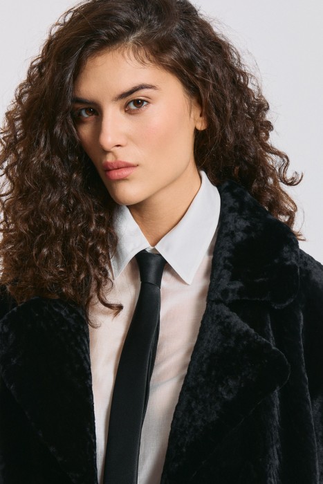 шуба из овчины с поясом из россии вид сбоку