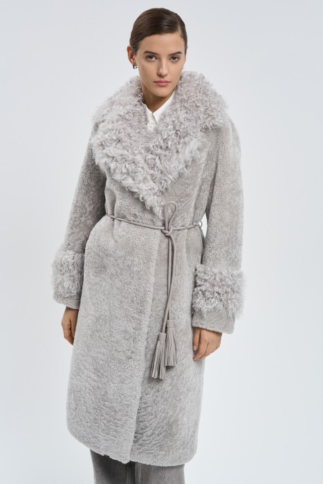шуба из овчины с поясом от бренда снежная королева вид слева