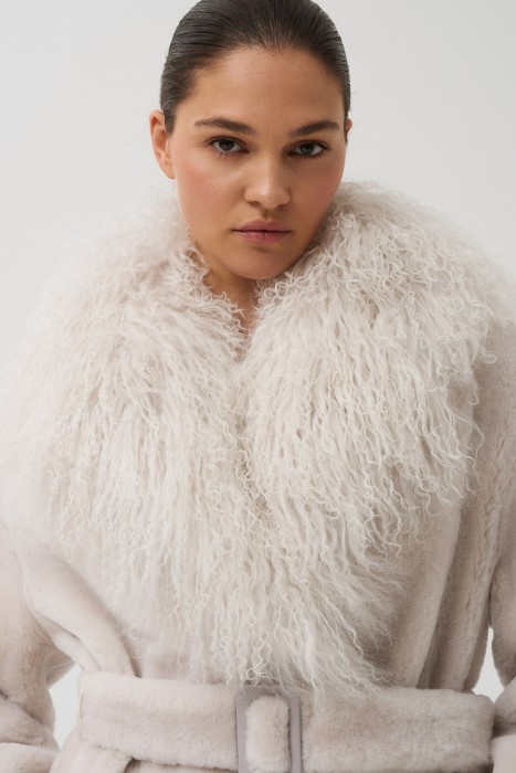 шуба из овчины с поясом по цене 39640 руб вид справа