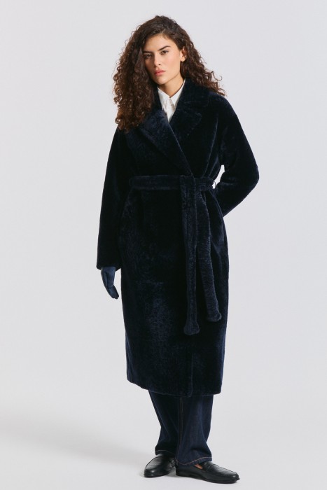 шуба из овчины с поясом от бренда снежная королева вид слева