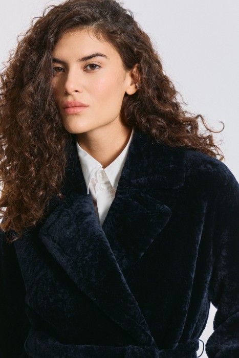 шуба из овчины с поясом из россии вид сбоку