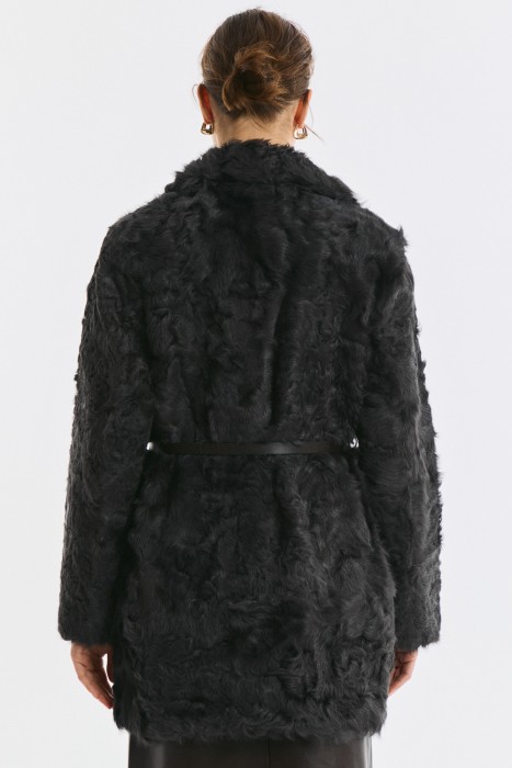 шуба из овчины с поясом по цене 44420 руб вид справа