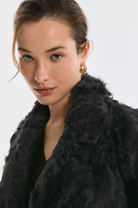 шуба из овчины с поясом из россии вид сбоку