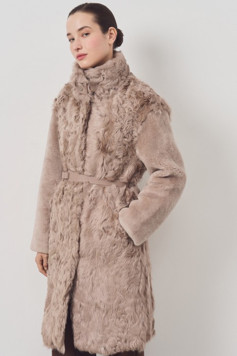 шуба из овчины с поясом от бренда снежная королева вид слева