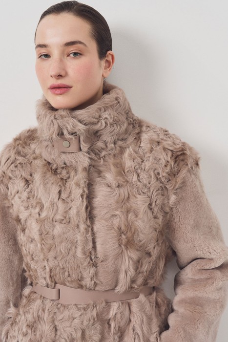 шуба из овчины с поясом по цене 19400 руб вид справа