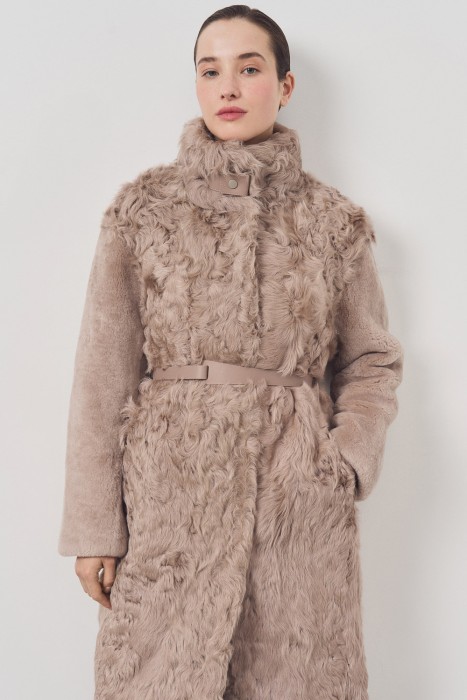 шуба из овчины с поясом из россии вид сбоку