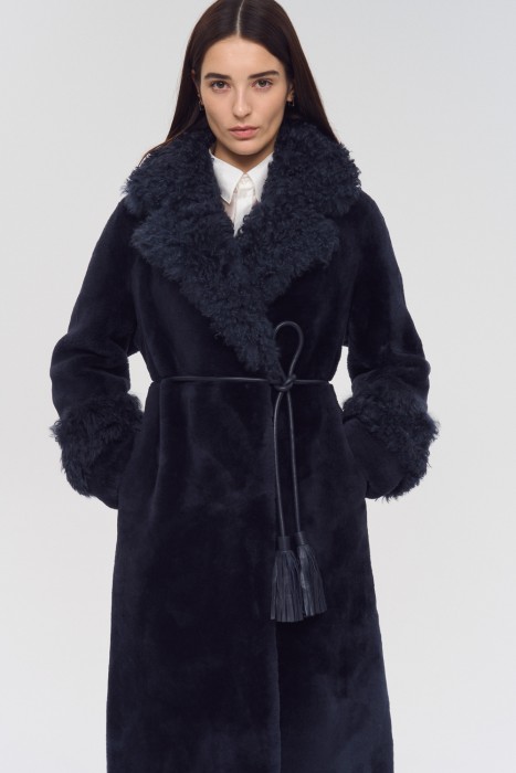 шуба из овчины с поясом от бренда снежная королева вид слева